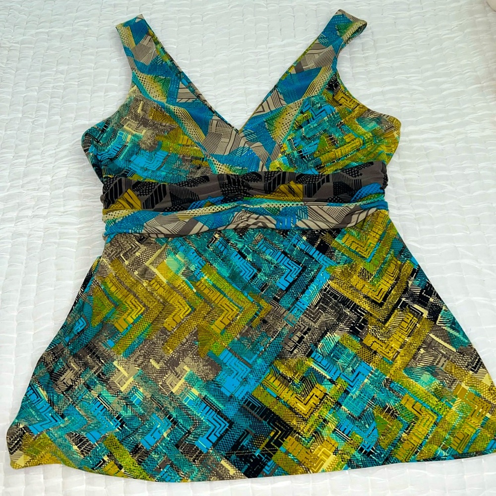 BCBG Soft Deep V Neck Summer Sleeveless Umpire Blouse, L
